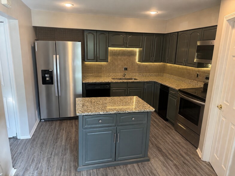 Building Photo - 32663 Jefferson Dr