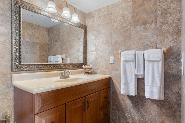 Building Photo - 1160 Hillsboro Mile