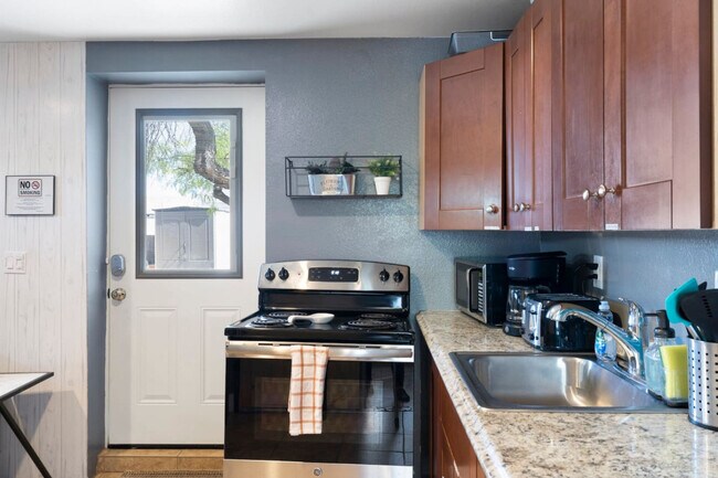 Building Photo - 320 N 13th Pl