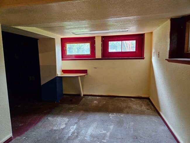 Building Photo - 4Bd/1Ba two story home - For viewing