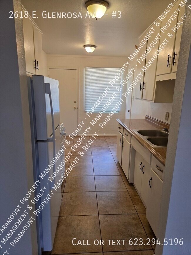 Building Photo - 2618 E Glenrosa Ave
