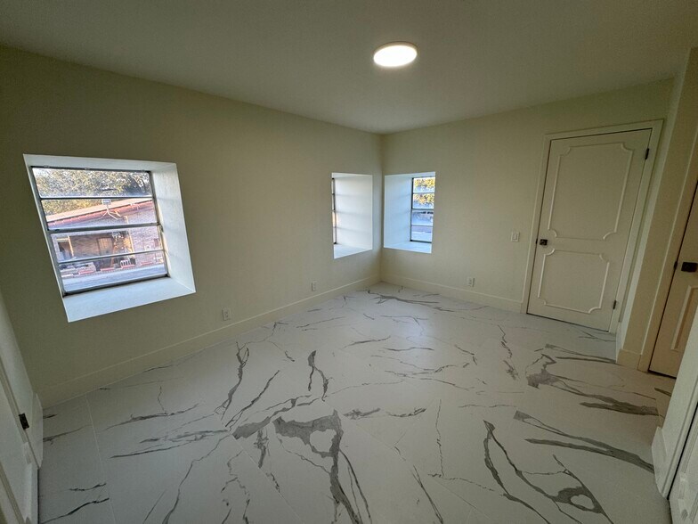 Building Photo - 13 Royale Cir