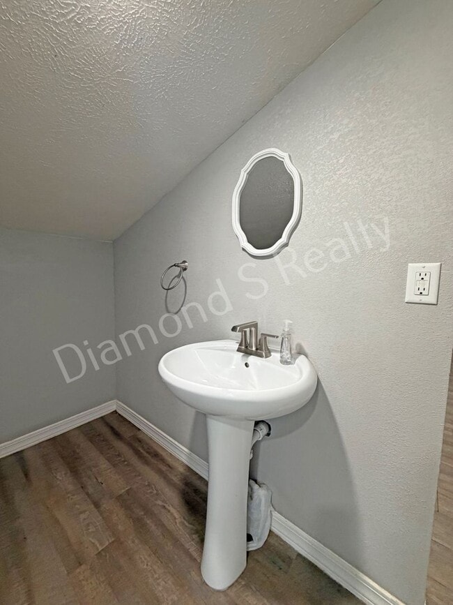 Building Photo - Spacious, Clean 3 Bedroom Home + Bonus Room Available!