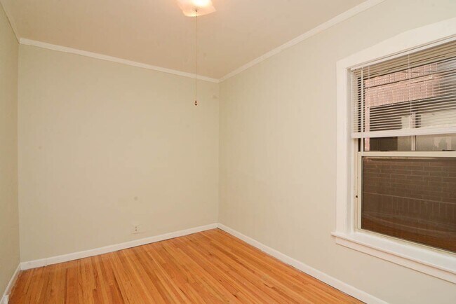 Building Photo - 629.5 W Barry Ave