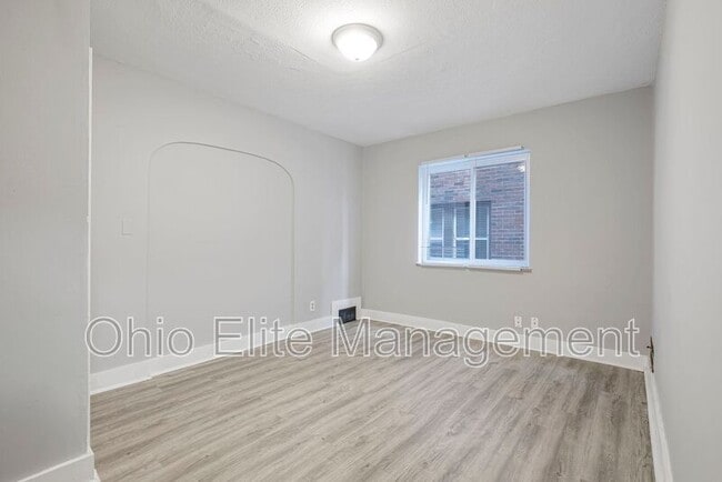 Building Photo - 987 Lilley Ave