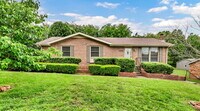 Building Photo - Wonderful 3 bed 2 bath with a modern interior