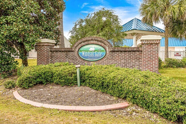 Building Photo - Charming Townhome with Water Views near The Market Common!