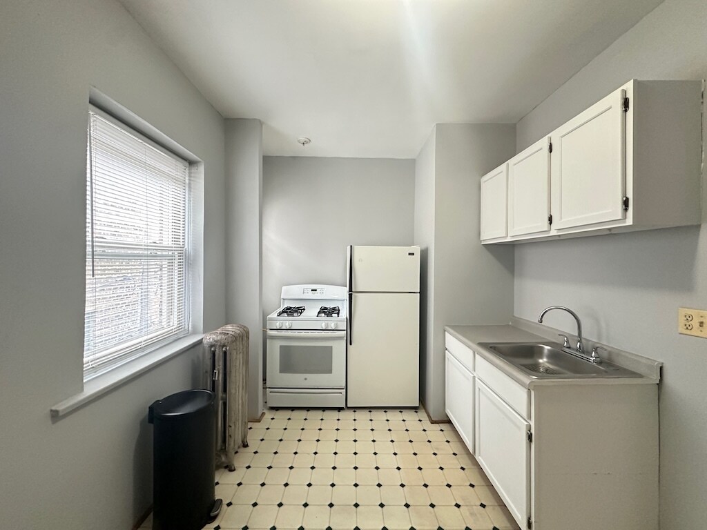 Building Photo - 1212 W Thorndale Ave