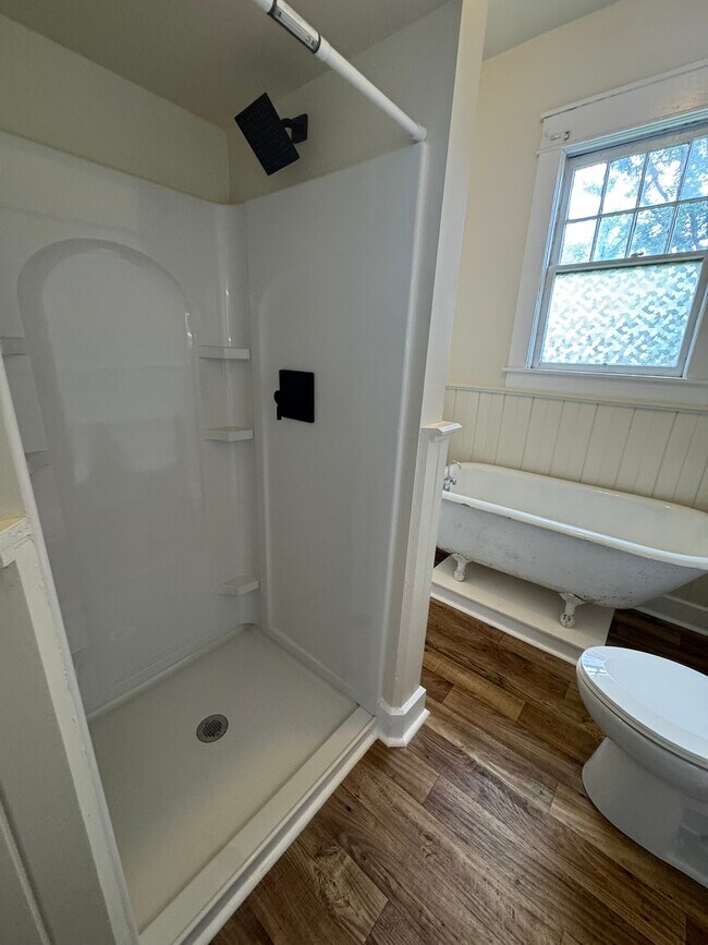 Building Photo - 215 E 9th St