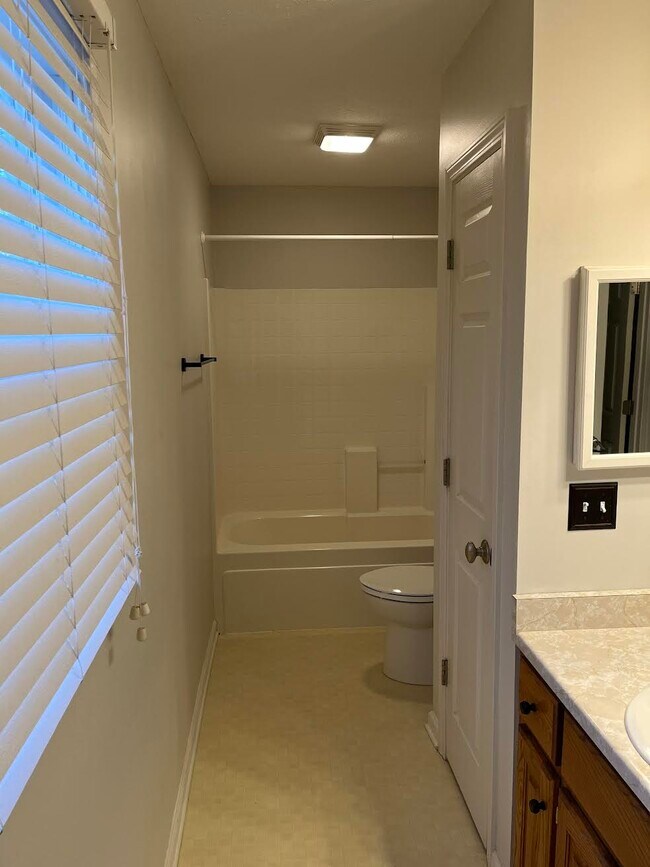 Building Photo - 250 Windwood Dr