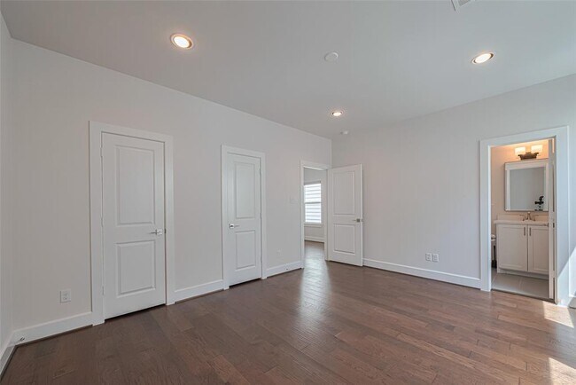 Building Photo - 1237 W 23rd St