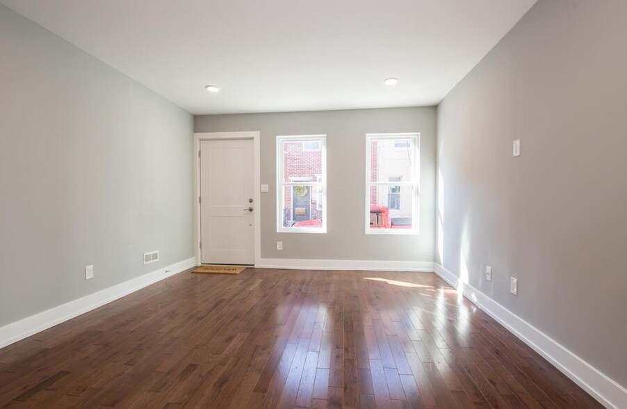 Entry Way/ Living Room - 1513 S Woodstock St