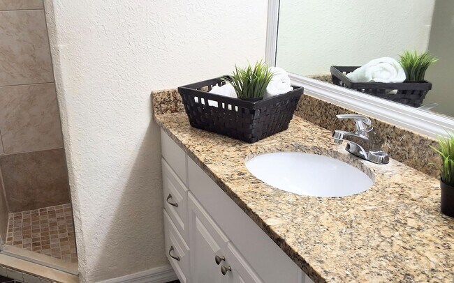 Building Photo - Beautiful Remodeled First Floor 2/2 Condo ...