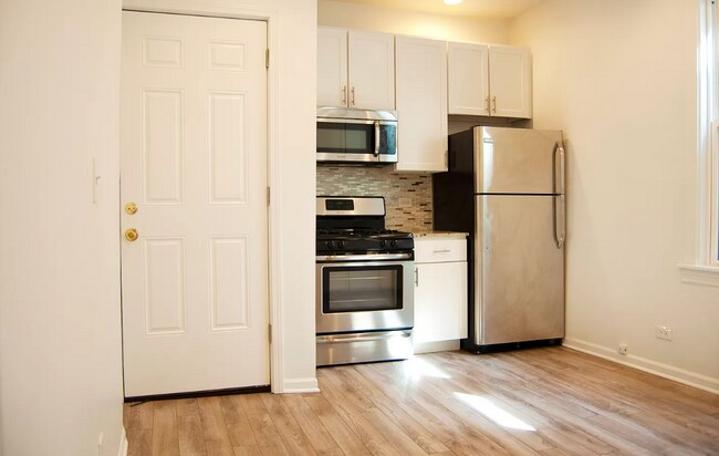 Building Photo - Lincoln Park Apartments!