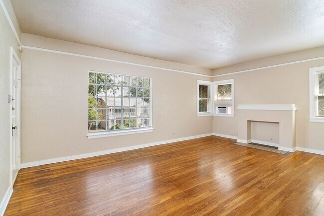 Building Photo - 268 E Lullwood Ave
