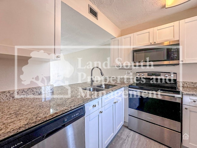 Building Photo - 1836 N Crystal Lake Dr