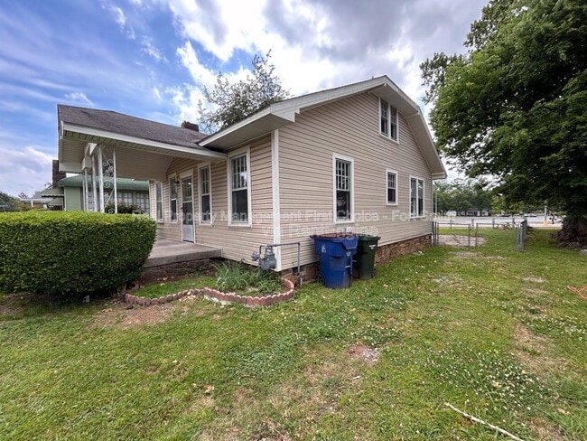 Building Photo - 811 N 41st St