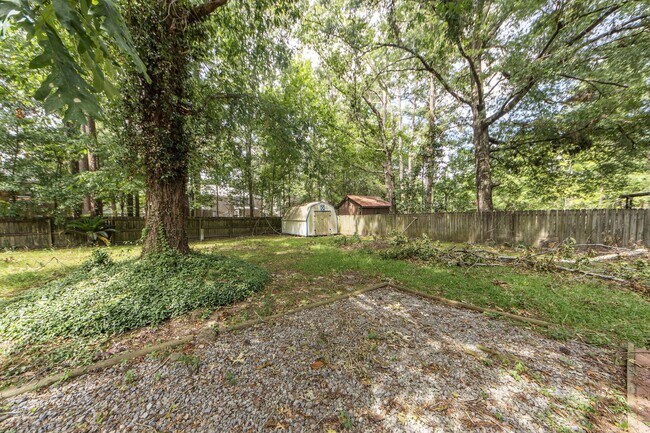 Building Photo - 3 Bedroom 2 Bath Home in Briarwood - Summe...