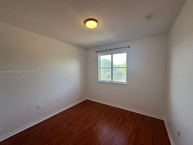 Building Photo - 1712 SE 31st Ct