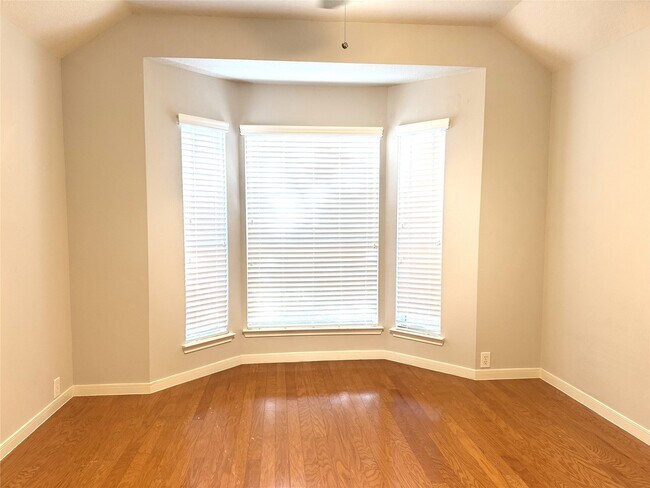 Building Photo - 2910 Sandleigh Dr