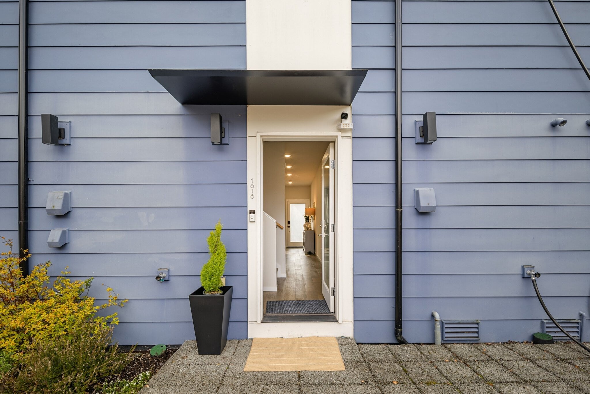 Building Photo - 1816 15th Ave S