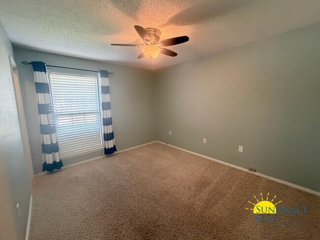Building Photo - Spacious 5-Bedroom Home with Heated Pool & Hot Tub in Niceville!
