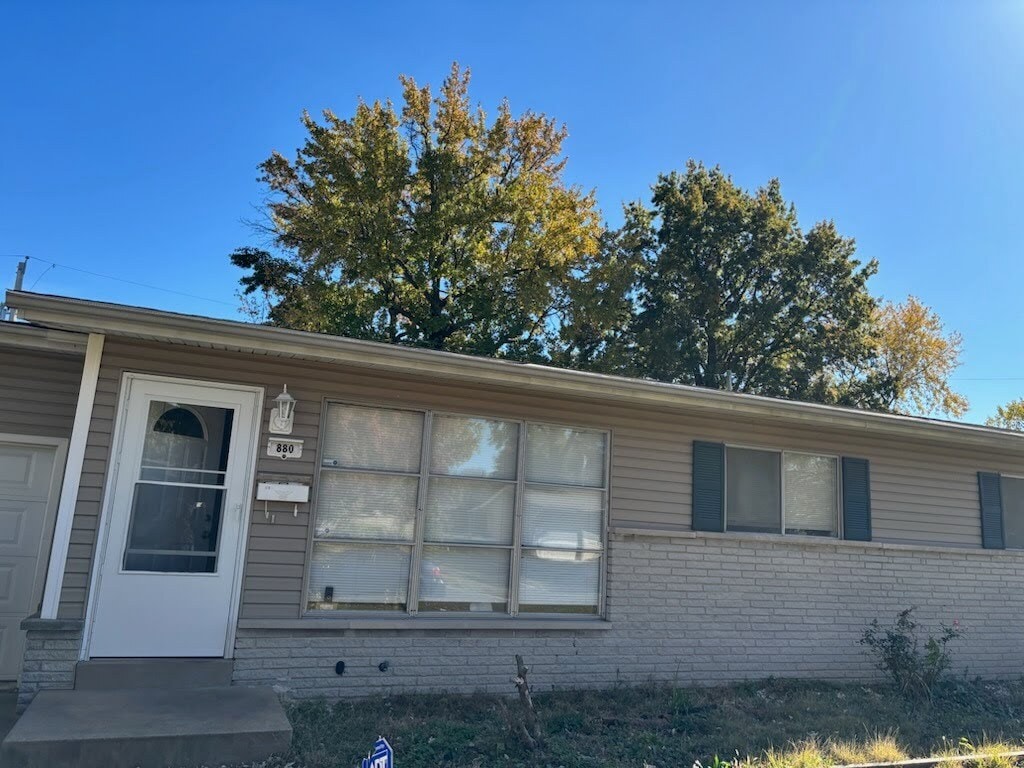 Building Photo - 880 Gladiola Dr