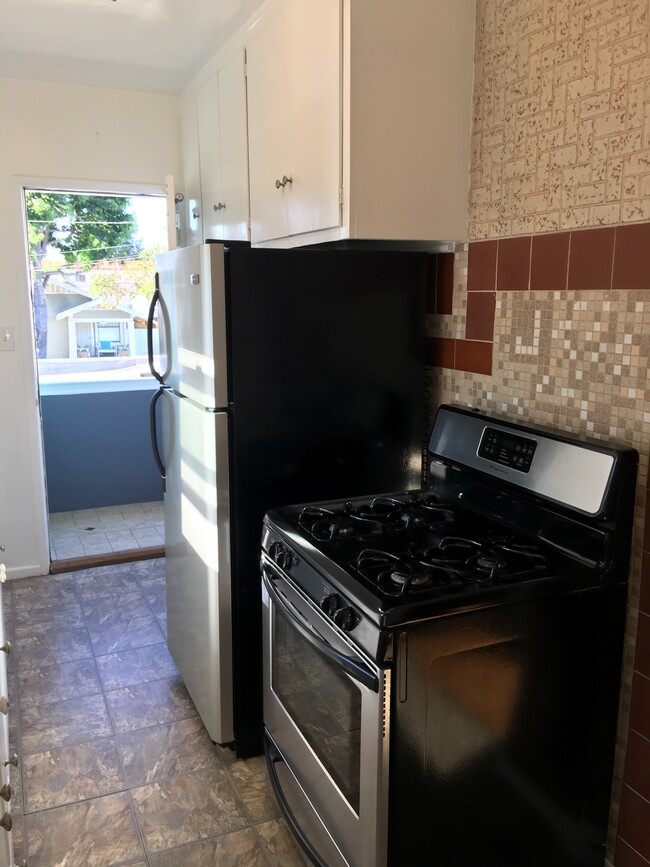 Kitchen - 341 Redondo Ave