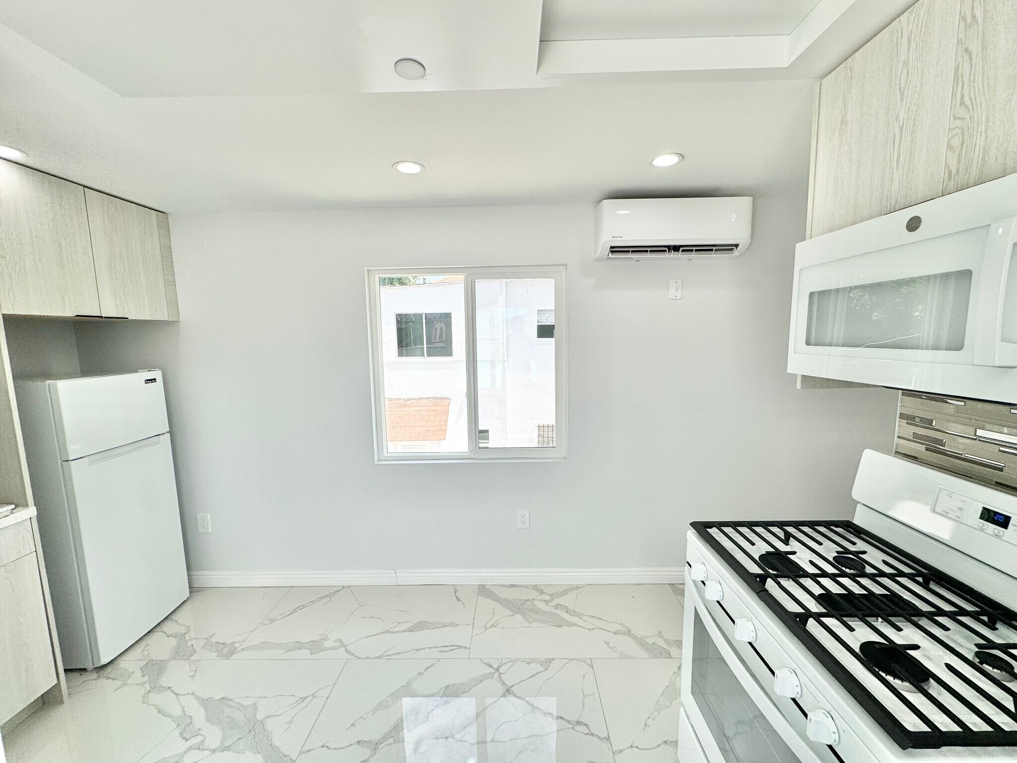Building Photo - 515-518 3/4 N Mariposa Ave