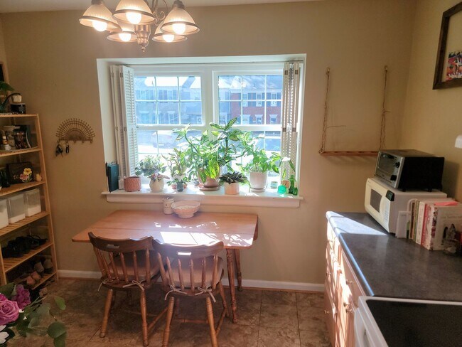 Building Photo - Great 2 Bedroom Townhouse for Rent in Western Henrico