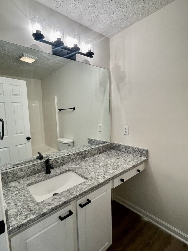 Primary bathroom - 438 Flintlock Ct