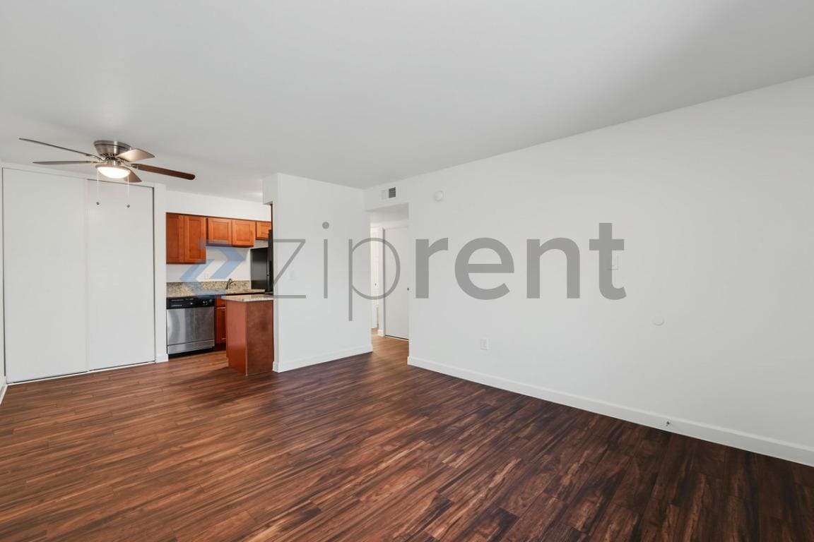 Building Photo - Unit B213