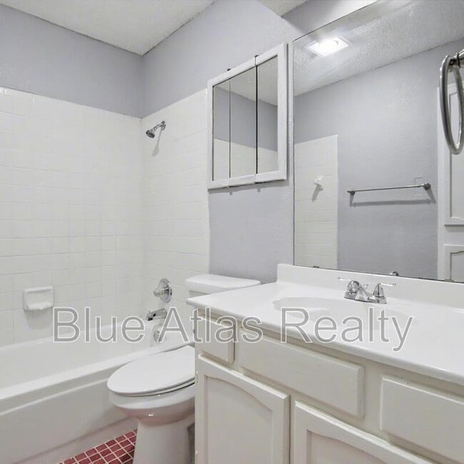 Building Photo - 1009 W Hills Terrace