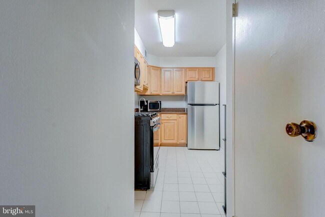 Building Photo - 7400 Lakeview Dr