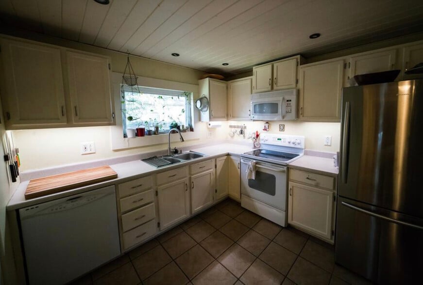 Building Photo - 136 S Maple St