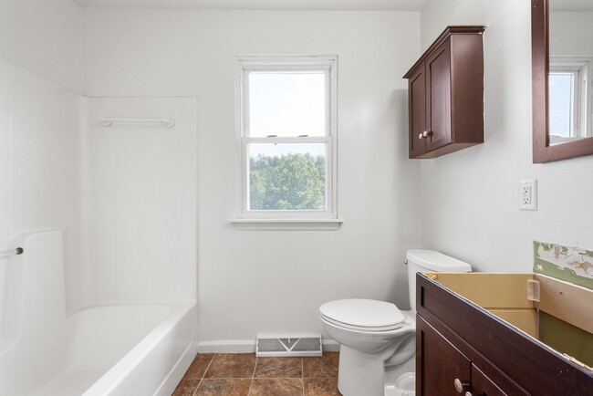 Building Photo - AVAILABLE FOR EARLY OCTOBER! 2-BEDROOM TOW...