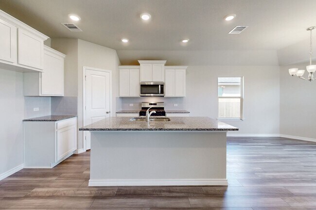 Building Photo - 3 Bedrom 2 bath with a 2 car garage in Sou...