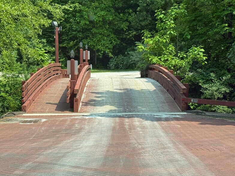 Building Photo - 380 Main St