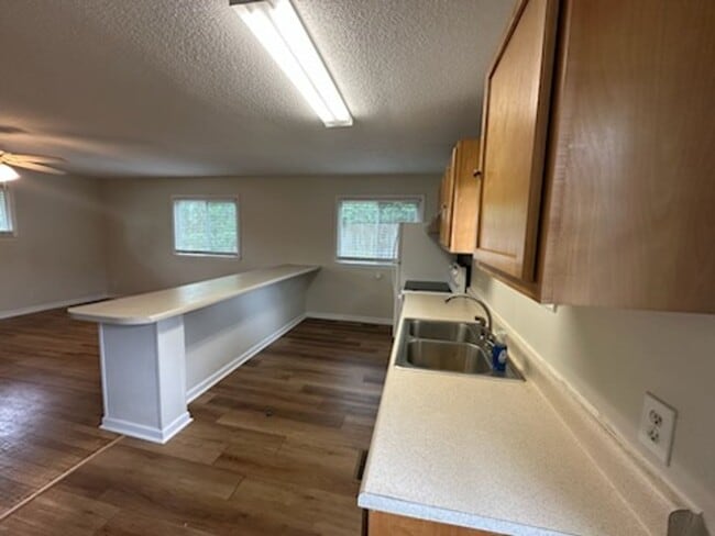 Building Photo - Desirable 3 Bedroom Home