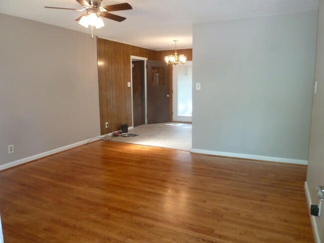 Building Photo - Beautiful 3 bedroom house with wood floors...
