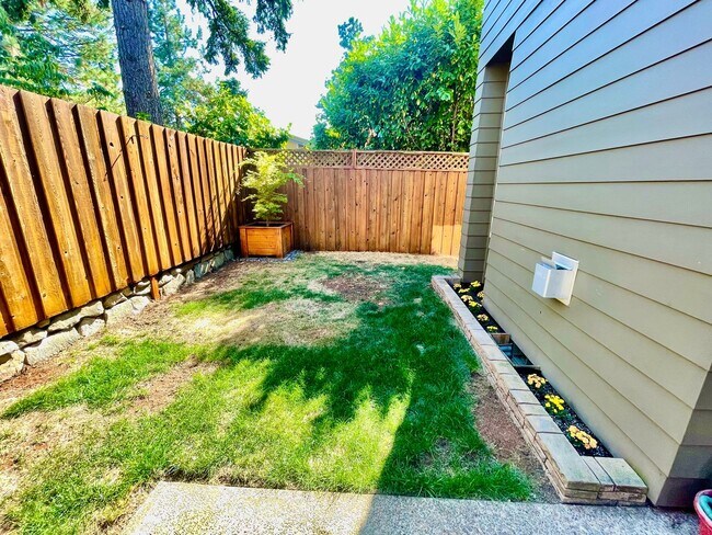 Building Photo - ** HALF MONTH'S FREE RENT **Modern 3bd/2.5...