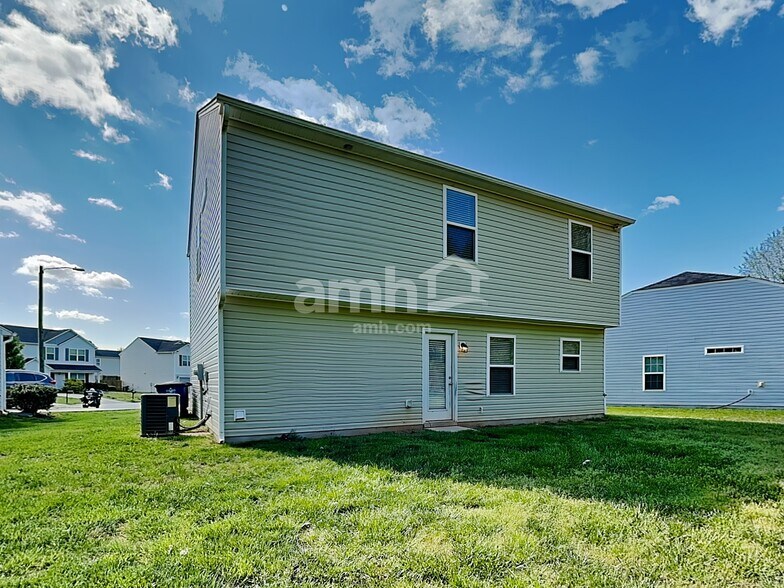 Building Photo - 3022 Bushfield Dr