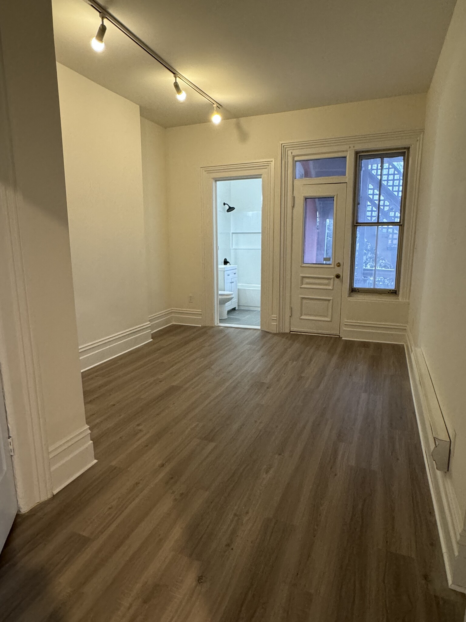 Large main bedroom with exit to back porch - 118 Philip St