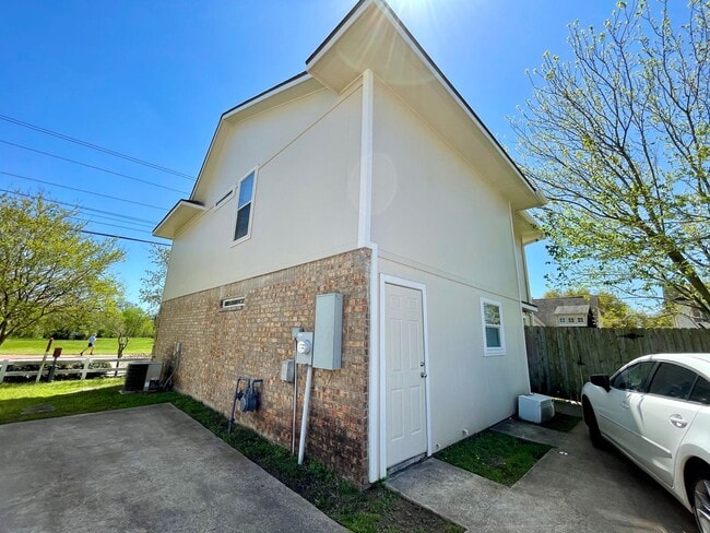 Building Photo - Cute Corner Home w/ 4 Beds & 3 Baths in Co...