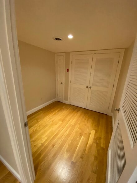 Building Photo - 137 Main St