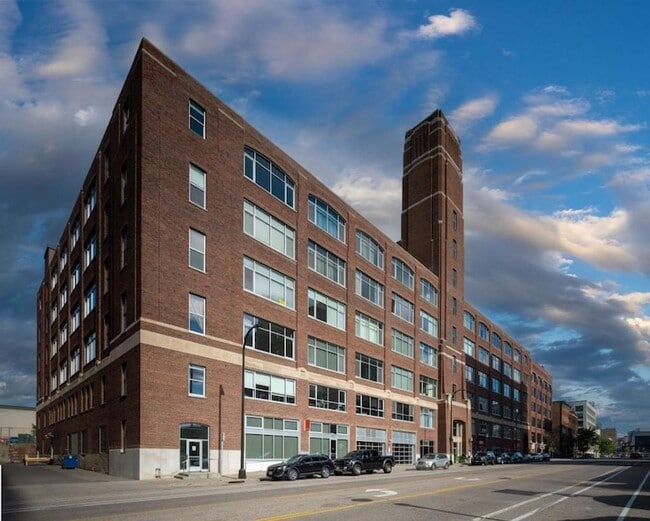Building Photo - 700 N Washington Ave