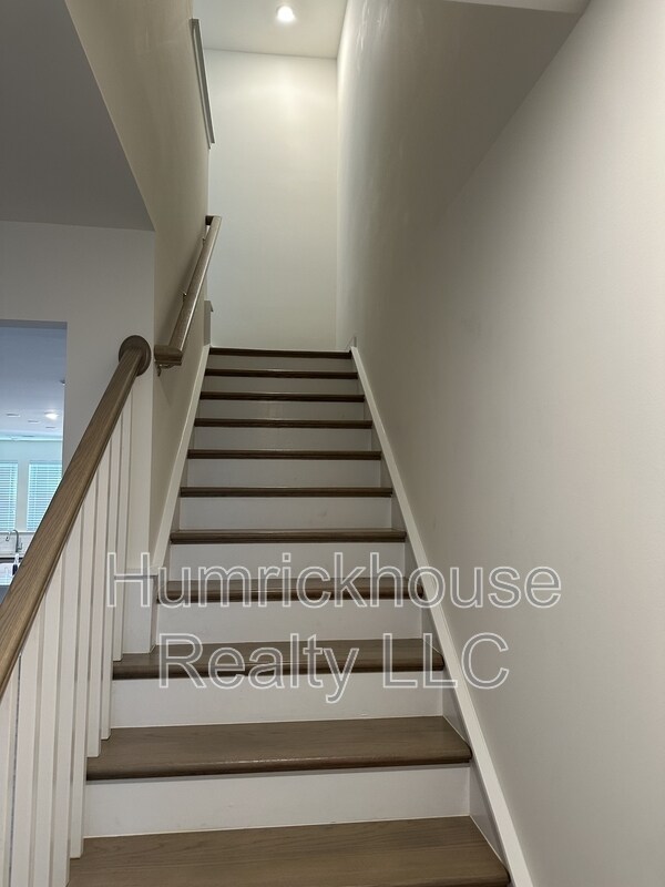 Building Photo - 1027 S Point Rd