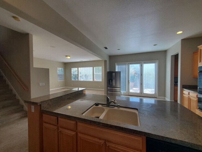 Building Photo - STUNNING SPACIOUS 5 BEDROOM HOME IN CONCOR...