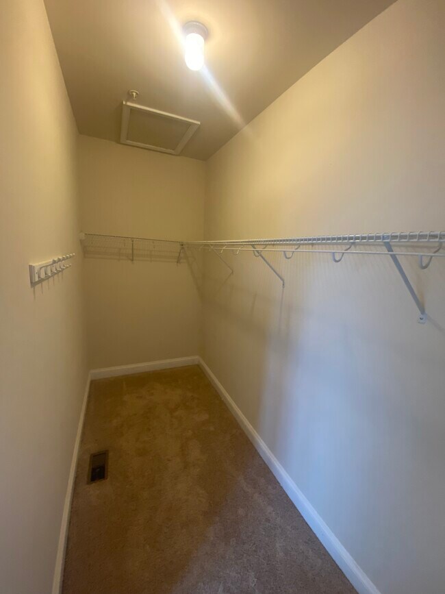 Building Photo - 10 Meridian Ln