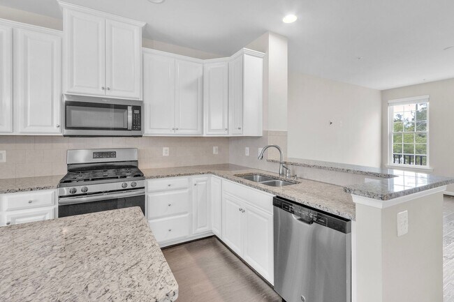 Building Photo - Luxurious 4 Bed 4.5 Bath Brick Townhome In...